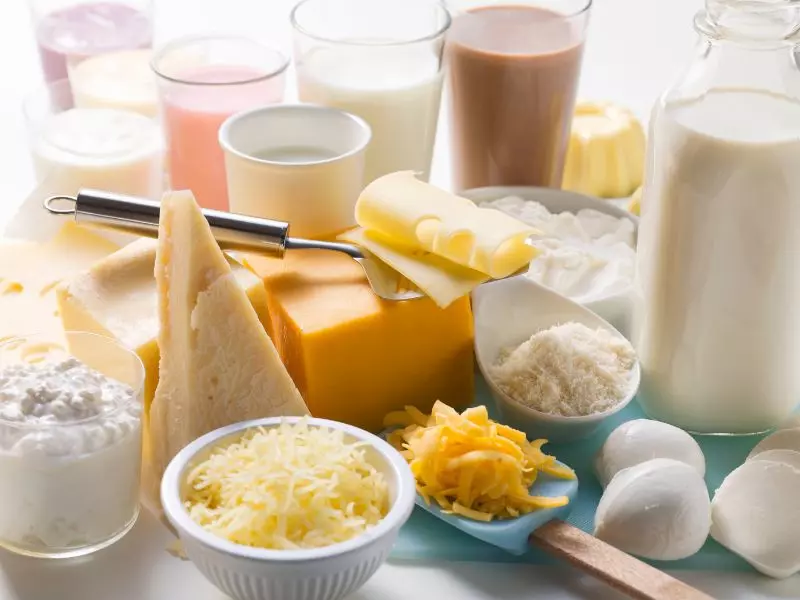 Sữa và các chế phẩm như phô mai, sữa chua giúp xương khớp thêm chắc khỏe, vận động linh hoạt  